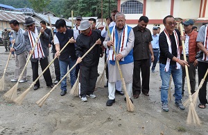 The Governor of Arunachal Pradesh Shri P.B. Acharya participate in the cleaness drive organised by the District Administration under Swachh Bharat Mission (SBM) at Zero on 30th June 2017.